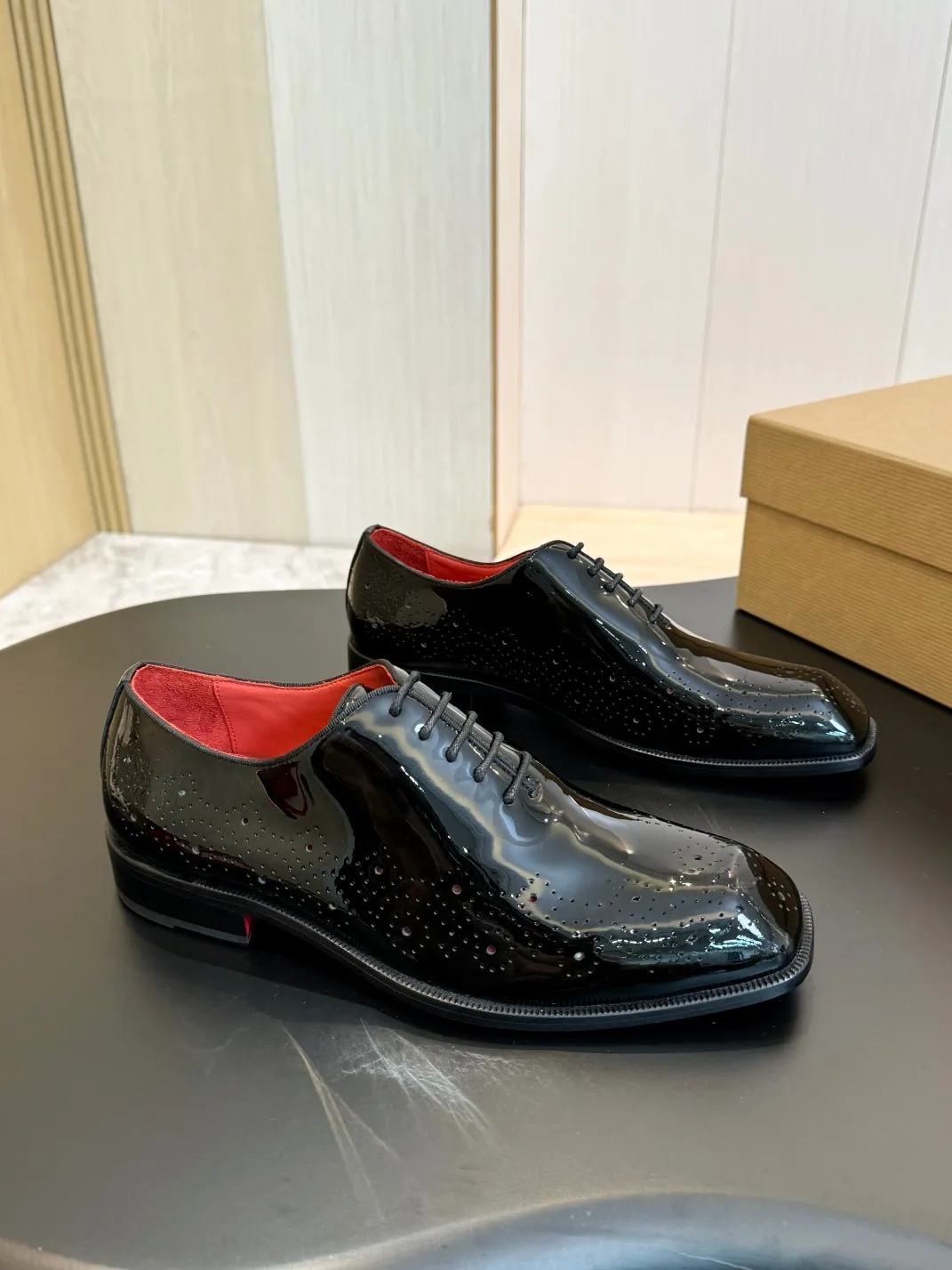 💰960 Christia*.Loubouti* high-end men's business formal leather shoes, original genuine cowhide red sole, imported Italian cowhide outsole, first-layer cowhide, water-dyed cowhide lining, high-end luxury. Size: 39-44 (customized at 38.45.46)✅